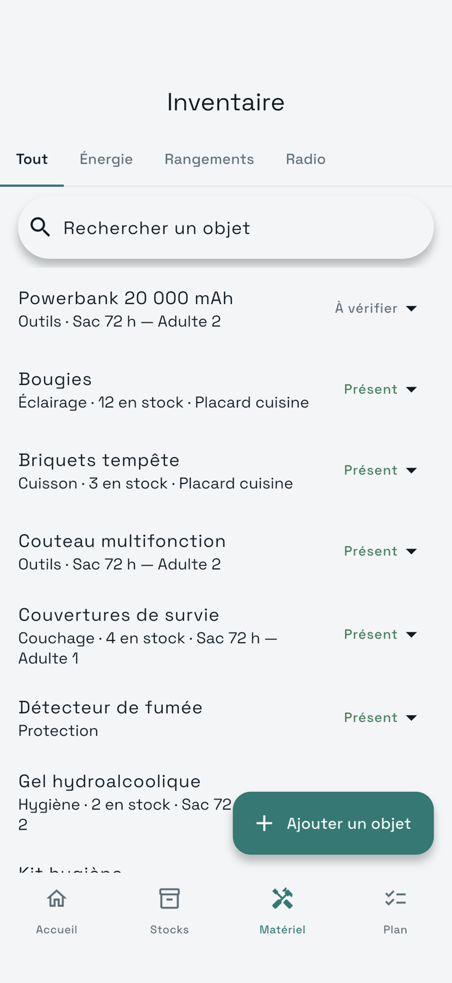 L’inventaire d’iwisur : la powerbank en retard de recharge est marquée à vérifier, les autres objets sont présents, chacun avec son rangement, dont les sacs 72 h.